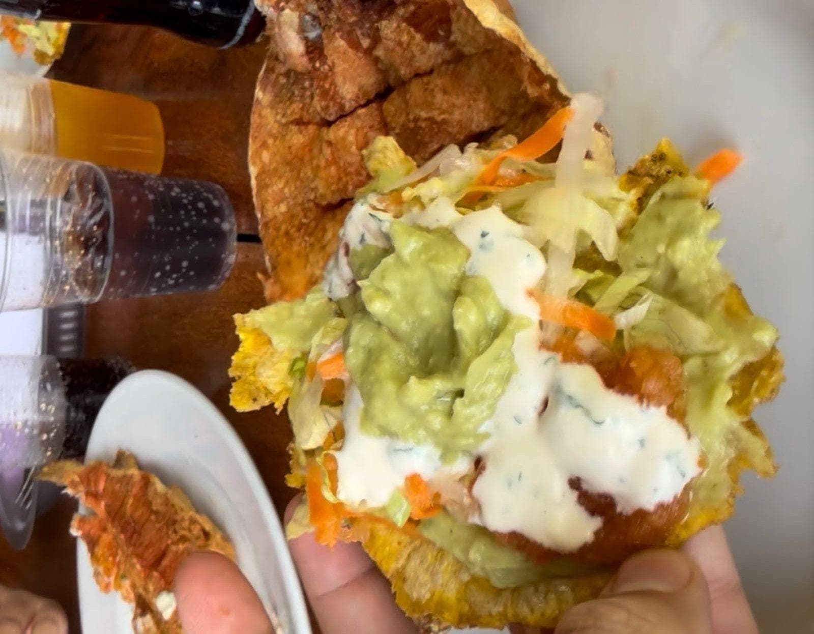 El montadito de trucha con guacamole y salsa — no está en el menú pero debería