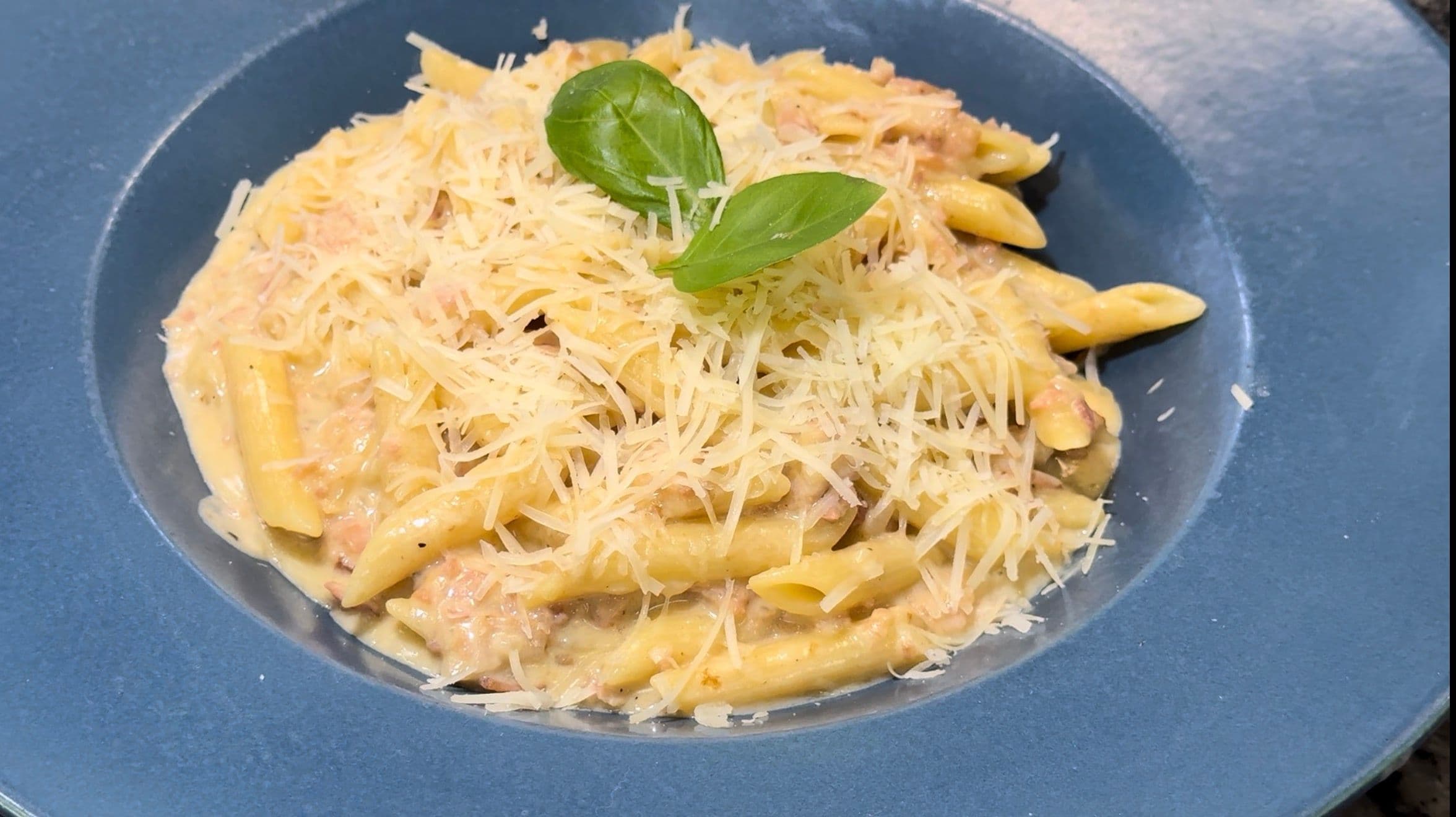 Pasta cuatro quesos con tocineta: la receta de Ragazzi paso a paso